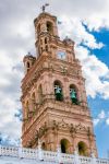 Il maestoso campanile della chiesa di Nostra Signora della Granada a Llerena, Spagna.
