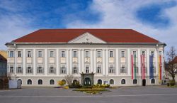 Il maestoso Municipio di Klagenfurt, capoluogo della Carinzia (Austria). Ex Palazzo Rosenberg, questo edificio ospita dal 1918 la sede dell'Amministrazione Cittadina. Sorge sul lato occidentale ...
