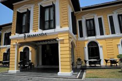 Il Mamanda Restaurant di Singapore si trova in un elegante edificio al 73 di Sultan Gate. Ospita ampi saloni luminosi in cui si svolgono anche pranzi e cene di matrimonio oltre ad un piccolo ...