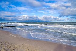 Il Mar Baltico mosso in una giornata di inizio primavera a Graal Muritz in Germania