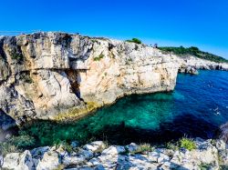 Il mare cristallino del Parco Nazionale Kamenjak  a Premantura in Istria (Croazia)