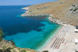 Il mare cristallino dell'Albania vicino ad Himare, nel sud del paese