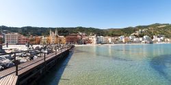 Il mare cristallino su cui si affaccia Laigueglia, Liguria.



