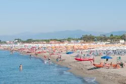 Il mare della Versilia e la spiaggia di Marina di Carrara in tempo di Covid, estate 2020
