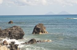 Il mare di Brolo con le isole Eolie sullo sfondo - © Gandolfo Cannatella / Shutterstock.com