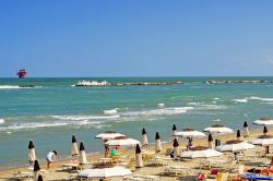 Il mare di Lido Adriano con gli scogli che proteggono la spiaggia dall'erosione. Al largo una piattaforma per l'estrazione di gas naturale