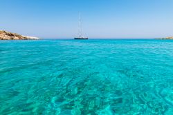 Il mare di Schinonta, isola di Astypalea arcipelago Dodecaneso, Grecia.