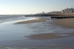 Il mare d'inverno a Jesolo, provincia di Venezia, Veneto. Anche nei mesi invernali, questa cittadina che sorge sulla sottile striscia di litorale fra la laguna di Venezia e la foce del Piave ...