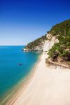 Il mare limpido del Gargano a Baia delle Zagare in Puglia