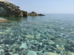 Il mare limpido della Riviera del Beigua nei pressi di Varazze in Liguria - © Naeblys / Shutterstock.com