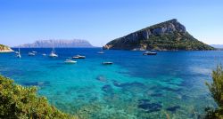 Il mare limpido di Golfo Aranci e le isole di Figarolo e la Tavolara sullo sfondo