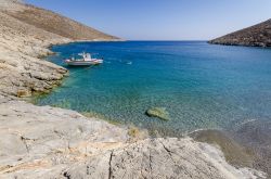Il mare limpido di Kaminakia, rocce e spiaggia a Astypalea in Grecia.