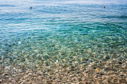 Il mare limpido di Spiaggia San Marco a Calatabiano in Sicilia, provincia di Messina.