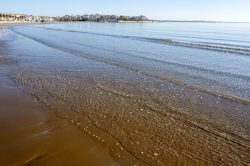 Il mare limpido di una spiaggia a Pozzallo in provincia di Raguda, Sicilia sud-orientale