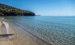 Il mare limpido e la spiaggia di Cala Violina in Toscana, siamo a Scarlino in Maremma