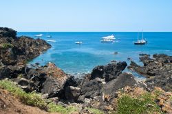 Il mare limpido ed una spiaggia di Ustica una delle isole della Sicilia