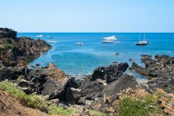 Il mare limpido ed una spiaggia di Ustica una delle isole della Sicilia