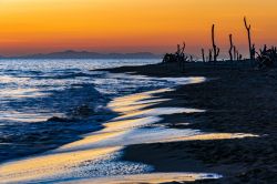Il mare nei pressi della Marina di Alberese in Toscana, al tramonto