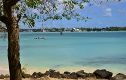Mare piatto a Grand Baie, Mauritius - Le acque calme e tranquille di Grand Baie, baia raccolta a semicerchio larga circa 1 chilometro e mezzo e profonda altrettanto. E delimitata a ovest da ...