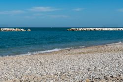 Il mare pulito e la spiaggia di ciottoli a Fano nelle Marche