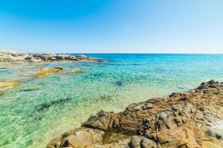 Il mare turchese alla spiaggia dello Scoglio di Peppino vicino a Castiadas in Sardegna