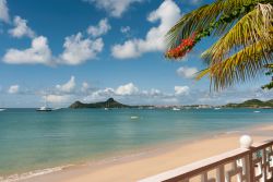 Il mare turchese e la sabbia dorata di Rodney Bay a Saint Lucia, Caraibi.