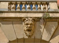 Il mascherone che caratterizza la facciata di Palazzo Manzoli Malvasia nel centro di Bologna, Via Zamboni 16/D