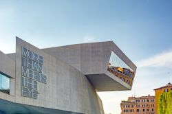 Il MAXXI ovvero Museo nazionale delle arti del XXI secolo è un museo con sede a Roma. Progettato dall'architetto inglese Zaha Hadid - © rarrarorro / Shutterstock.com