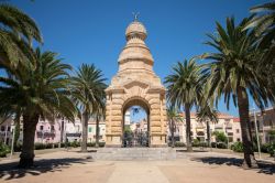 Il memoriale di guerra in centro a Carloforte, siamo sull'isola di San Pietro in Sardegna