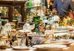 Il mercatino d'antiquariato e pulci a San Donato Milanese - © iryna1 / Shutterstock.com