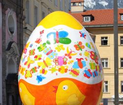 Il mercatino di Pasqua di Innsbruck sulla Maria-Theresien Strasse, Tirolo (Austria) - © RukiMedia / Shutterstock.com