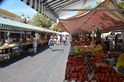 Il mercato dei fiori in Corso Saleya a Nizza, ...