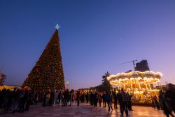 Il mercato di Natale in piazza Skanderbeg a Tirana (Albania) fotografato di sera con le decorazion luminose accese - © Munzir Rosdi / Shutterstock.com