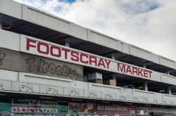 Il mercato Footscray nell'omonimo sobborgo di Melbourne, stato di Victoria (Australia). Si tratta di un'area mercatale con 33 bancarelle di cibo e 50 di prodotti generici - © Nils ...