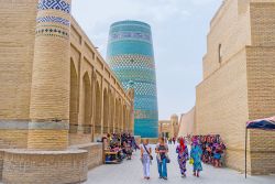 Il minareto Kalta Minor dentro la città fortificata di Khiva in Uzbekistan - © eFesenko / Shutterstock.com