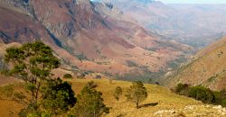 Il Mlilwane Wildlife Sanctuary nello Swaziland, Africa. Le pianure del sud si estendono sino al suggestivo monte Nyonyane.

