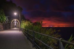 Il molo di Arenzano (Genova) fotografato di notte, Liguria.
