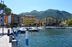 Il molo di Iseo e, in secondo piano, le case del centro storico del paesino lombardo che dà il nome al lago - foto © Sergio Monti Photography / Shutterstock.com