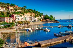 Il molo di Porto Venere, La Spezia, con sullo sfondo le case dalle tinte pastello.
