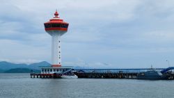 Il molo di Ranong con la Ranong Customs House, Thailandia. Questo molo attraversa Kawthaung nel Myanmar - © Thanachet Maviang / Shutterstock.com