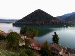 Il monte a forma di piramide sul lago di Piediluco in umbria