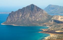 Il monte Cofano e la Baia di Cornino in Sicilia (la seconda dal basso), ad est di San Vito lo Capo