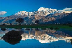 Il monte Dikti innevato riflesso in in lago nel plateau di Lassithi, Creta (Grecia). Raggiunge quota 2148 metri di altezza.

