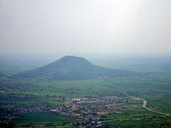 Il Monte Lozzo ed il panorama di Vo' sui Colli Euganei in Veneto - © Øystein Vidnes - Flickr, CC BY 2.0, Wikipedia