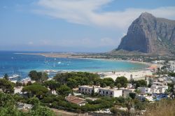 Il Monte Monaco, l'abitato e la spiaggia di San Vito lo Capo visti dalla strada panoramica 
(Sicilia).
