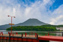 Il monte Oakan visto dal lago Akan, Kushiro, Giappone. La sommità del monte raggiunge i 1370 metri di altezza; il cono vulcanico ha un diametro di circa 8 chilometri.
