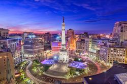 Il Monument Circle di Indinapolis con le prime luci della sera. Siamo in Indiana, USA.