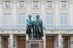 Il monumento a Goethe e Schiller davanti al Nationaltheater a Weimar, Germania.
