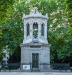 Il monumento a Henri Darcy nell'omonimo parco di Digione, Francia. Ingegnere francese, fu rinomato costruttore di ponti e altre strutture urbanistiche.



