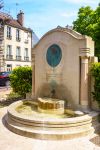 Il monumento a Henry Bazin nei pressi della chiesa di San Michele a Digione, Francia - © icestylecg / Shutterstock.com